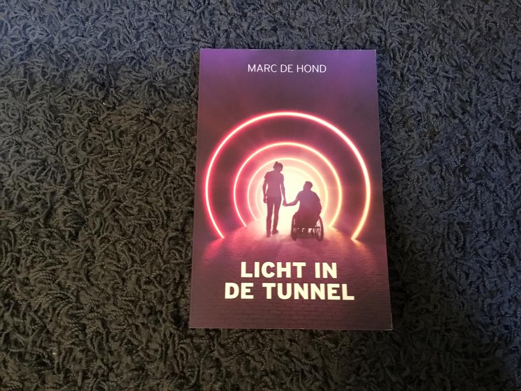 Licht in de tunnel  Marc de Hond, Ophalen of Verzenden, Zo goed als nieuw, Overige