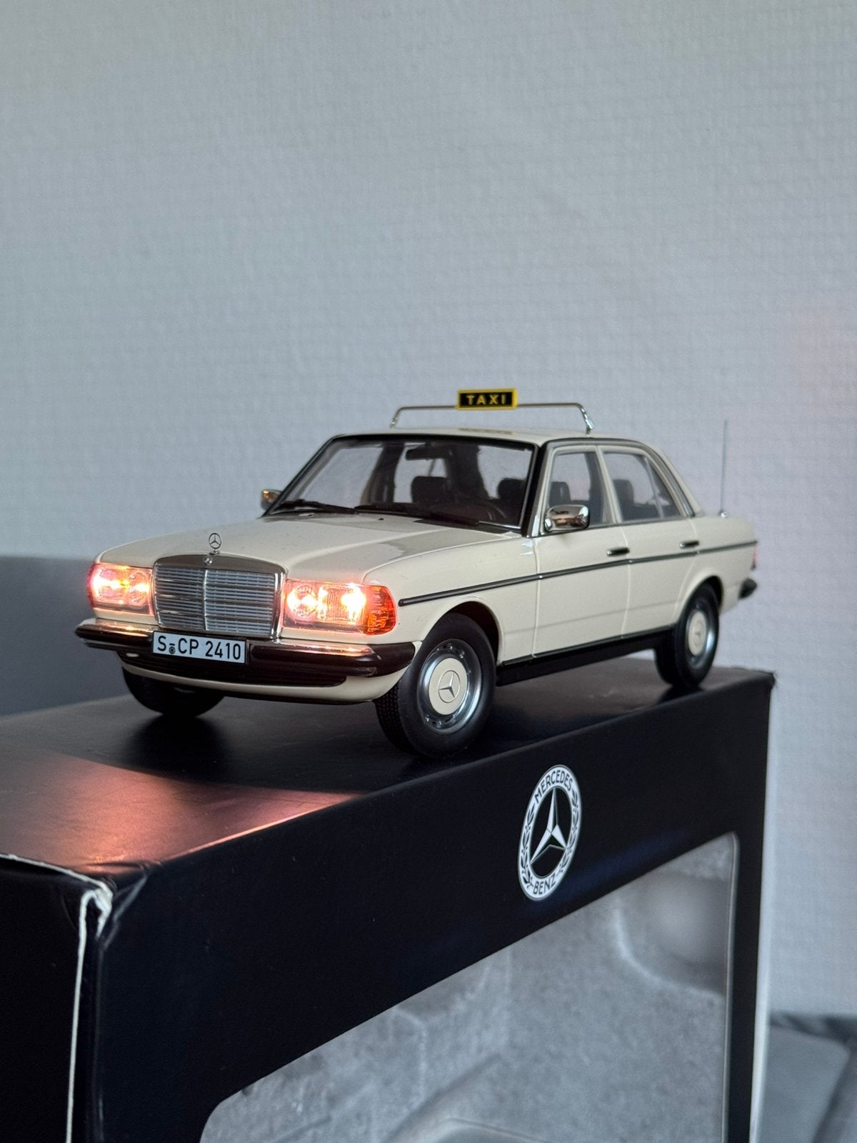 Mercedes Benz W123 Taxi 1:18 Norev ( Custom ), Hobby en Vrije tijd, Modelauto's | 1:18, Ophalen of Verzenden, Zo goed als nieuw