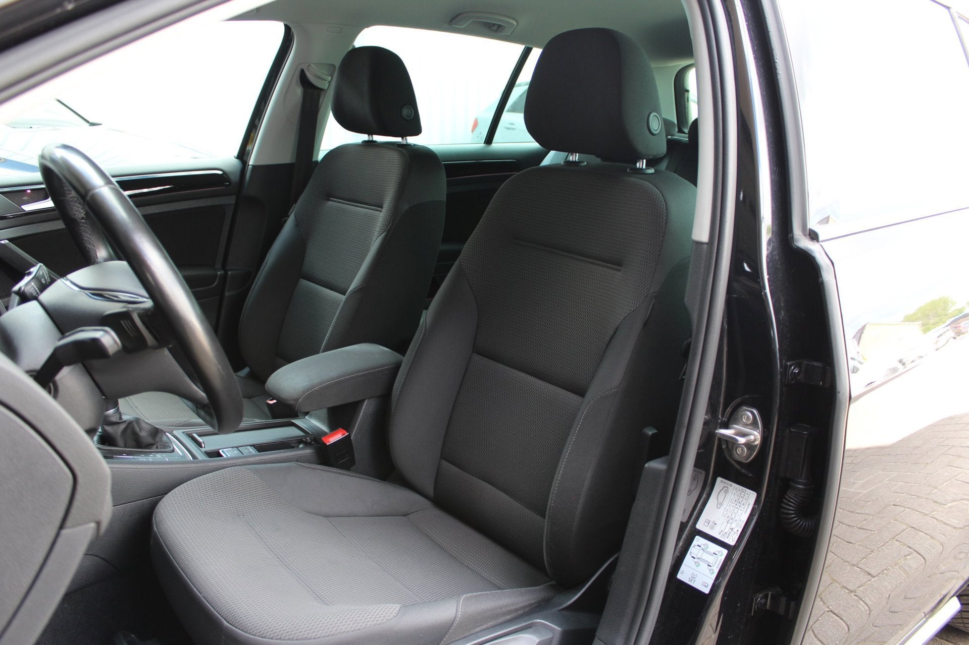 Volkswagen Golf 1.0 TSI R-Line | Virtual dashboard | LED Lic, Stof, Gebruikt, 620 kg, Zwart