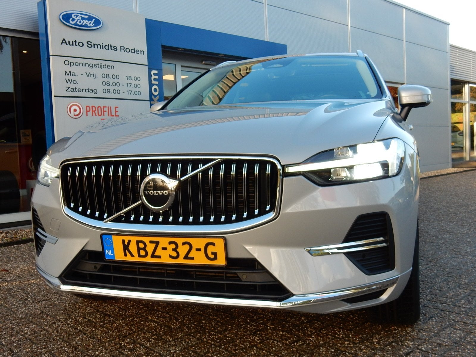 Volvo XC60 2.0 T6 PHEV 350 pk AWD Core Bright | Trekhaak | P, Auto's, Automaat, 12 maanden, Stof, Gebruikt