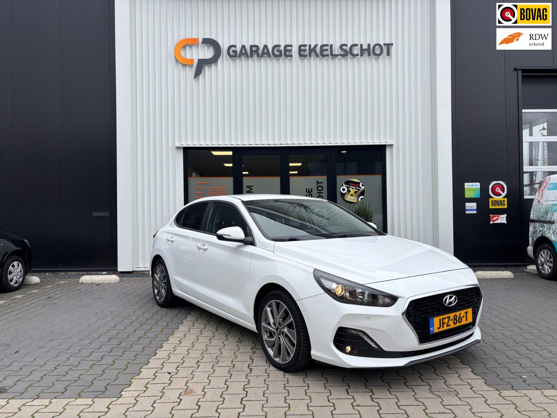 Hyundai I30 1.0 T-GDI Fastback Premium / Carplay / Cruise co, Auto's, Gebruikt, Leder en Stof, Wit, Handgeschakeld