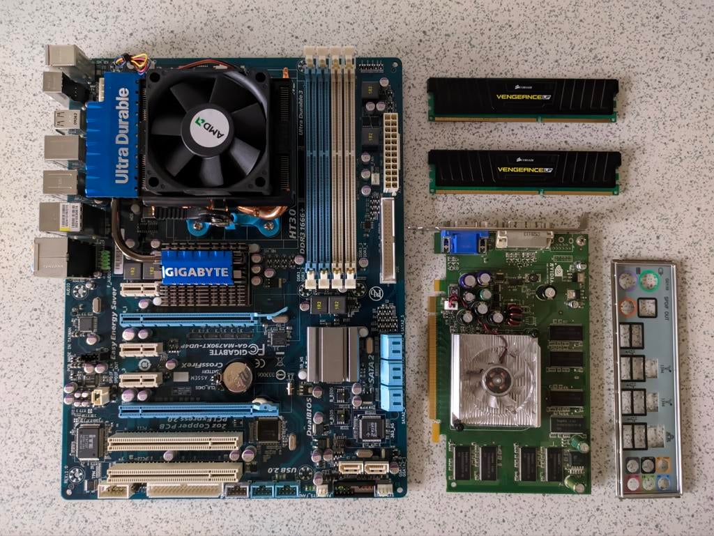 Gigabyte GA-MA790XT met AMD Phenom II +RAM+GPU, Computers en Software, Moederborden, Gebruikt, DDR3, Ophalen of Verzenden