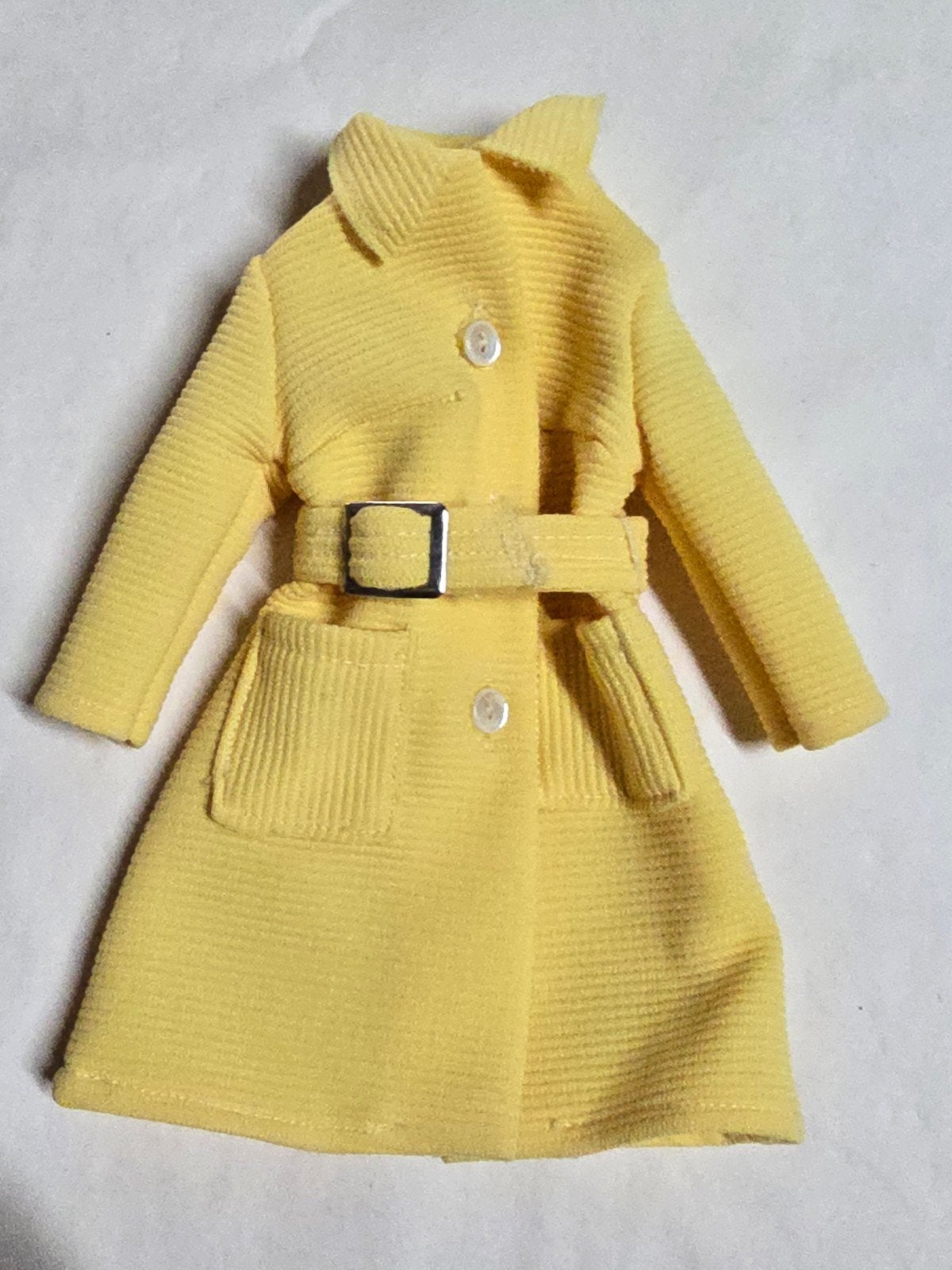 Geel poppenjasje - Barbie kleding, Ophalen of Verzenden, Nvt, Nvt, Nvt