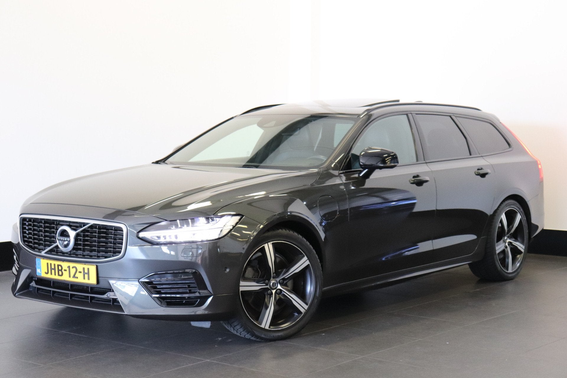 Volvo V90 2.0 T8 AWD R-Design 391PK | Pano | H&K Audio | Hea, Automaat, Dealer onderhouden, 4 cilinders, Vierwielaandrijving