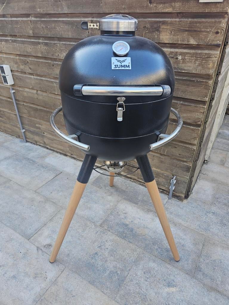 Summ egg bbq 2x gebruikt, Tuin en Terras, Houtskoolbarbecues, Zo goed als nieuw, Met accessoires, Ophalen