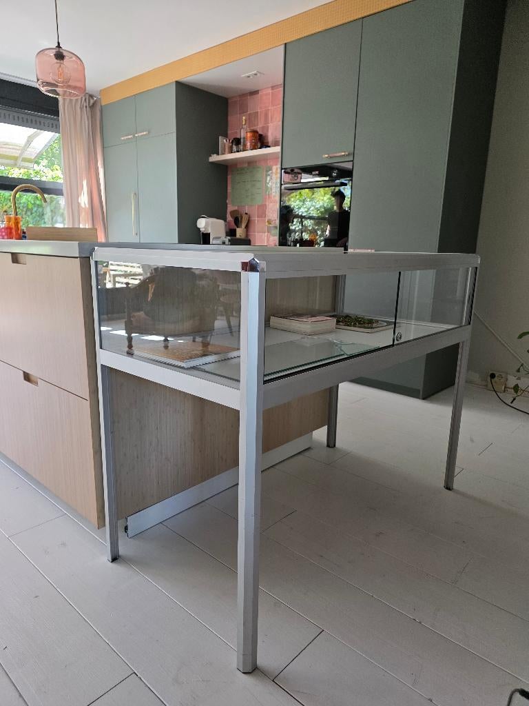 Vitrine tafel/kast aluminium, Ophalen, Gebruikt, 50 tot 100 cm, Glas