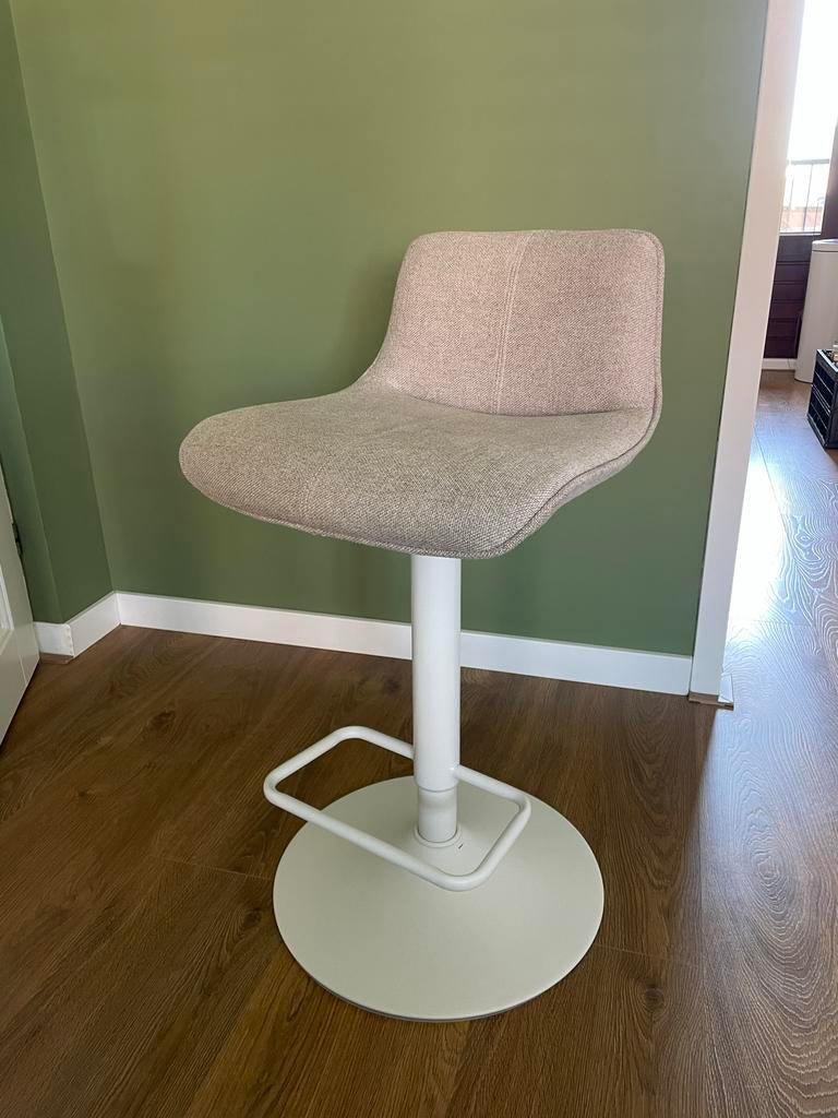 Kave Home barkruk beige chenille, Ophalen of Verzenden, Zo goed als nieuw, In hoogte verstelbaar, 90 cm of meer