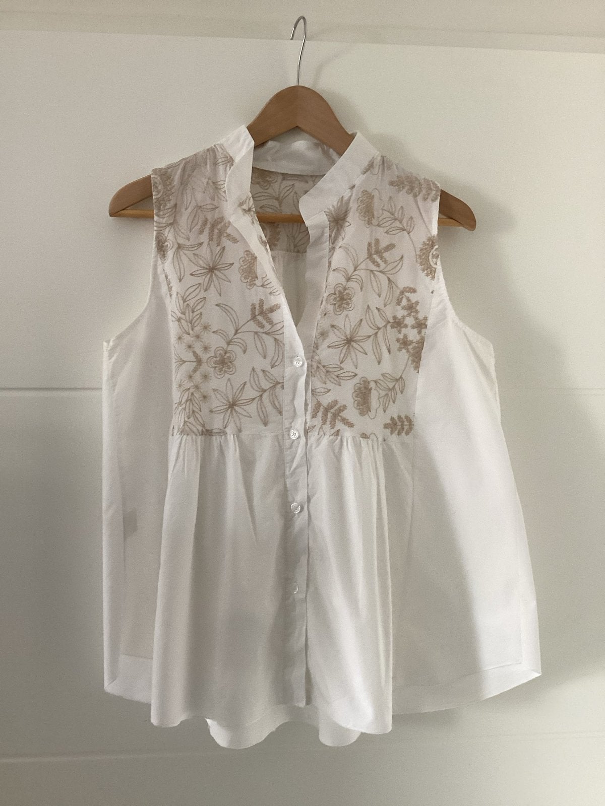 Mouwloze witte blouse met borduursel, Ophalen of Verzenden, Zo goed als nieuw, Maat 38/40 (M), Wit