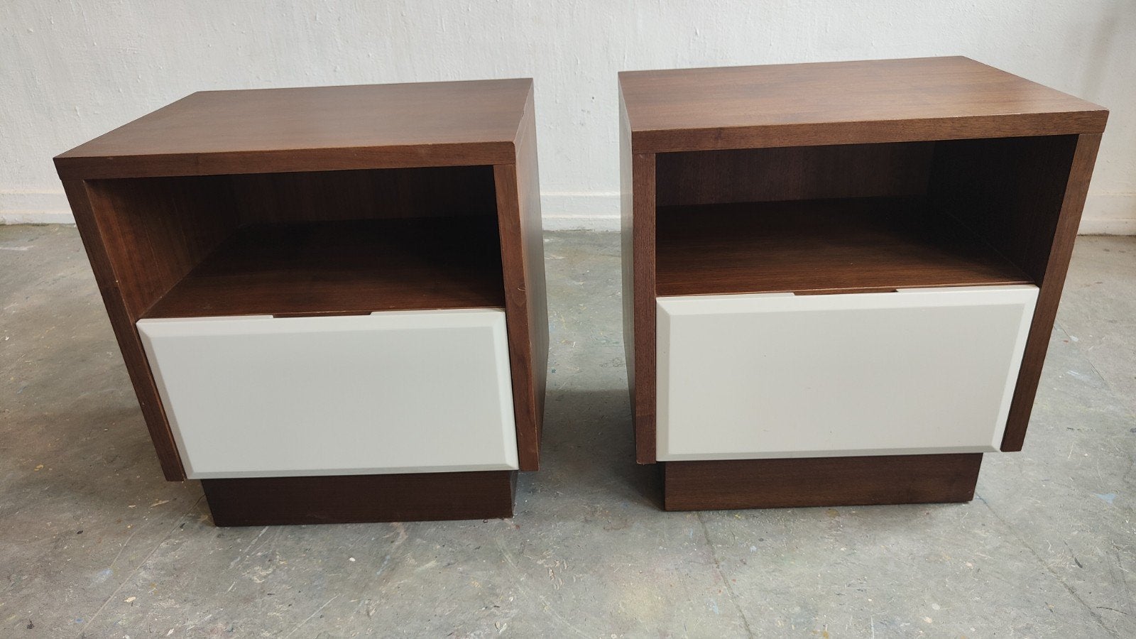 Set van 2 vintage mid century nachtkastjes met lade, Gebruikt, 45 tot 65 cm, Hout, 55 tot 70 cm