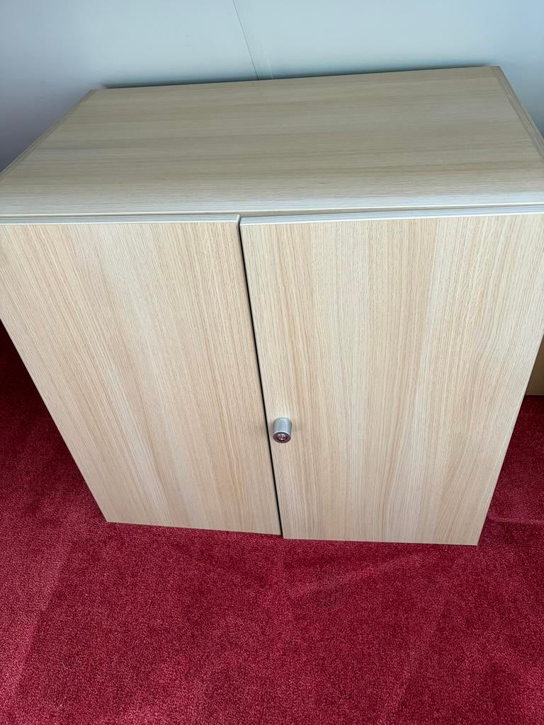 Licht houten kastje met twee deuren en plank, Huis en Inrichting, Kasten | Roldeurkasten en Archiefkasten, Gebruikt, Minder dan 100 cm