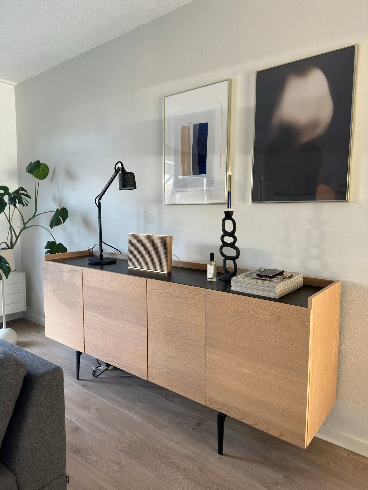 Stijlvol dressoir met zwarte accenten, 150 tot 200 cm, Ophalen of Verzenden, Zo goed als nieuw, 25 tot 50 cm