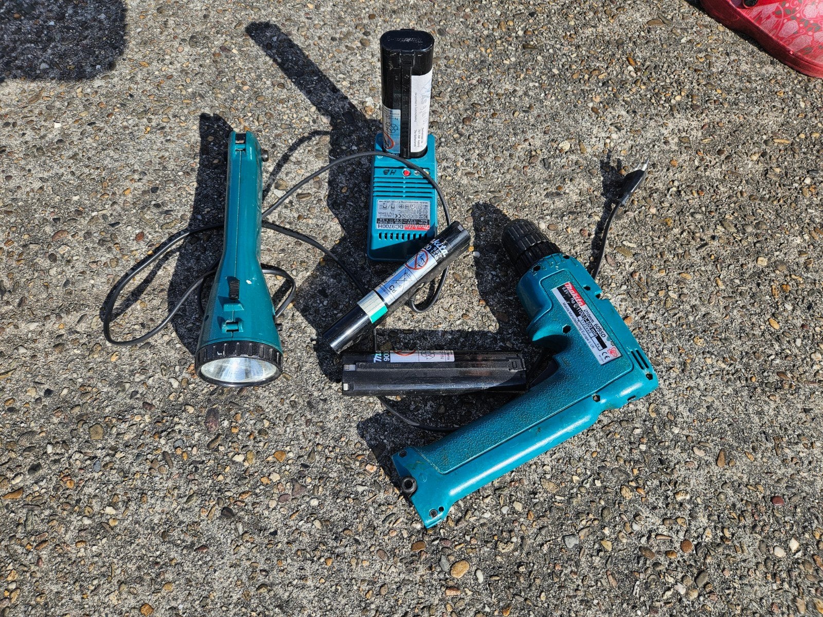 Makita Boormachine 6095D met Accu's, Lader en Zaklamp, Ophalen, Gebruikt, Variabele snelheid, Boor- en Schroefmachine