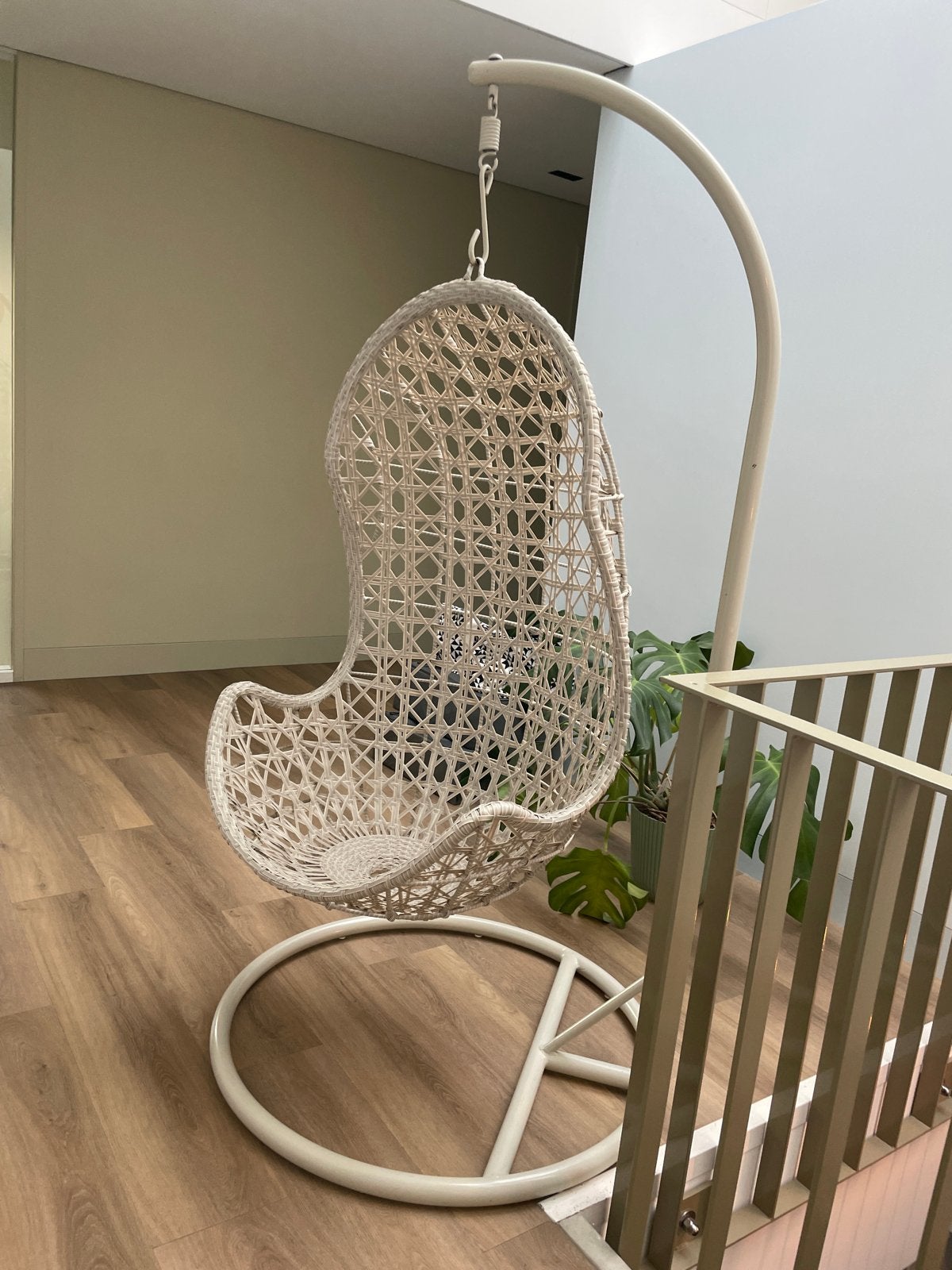Gave Witte:grijze Hangstoel met Standaard, Huis en Inrichting, Stoelen, Kunststof, Wit, Ophalen of Verzenden, Zo goed als nieuw