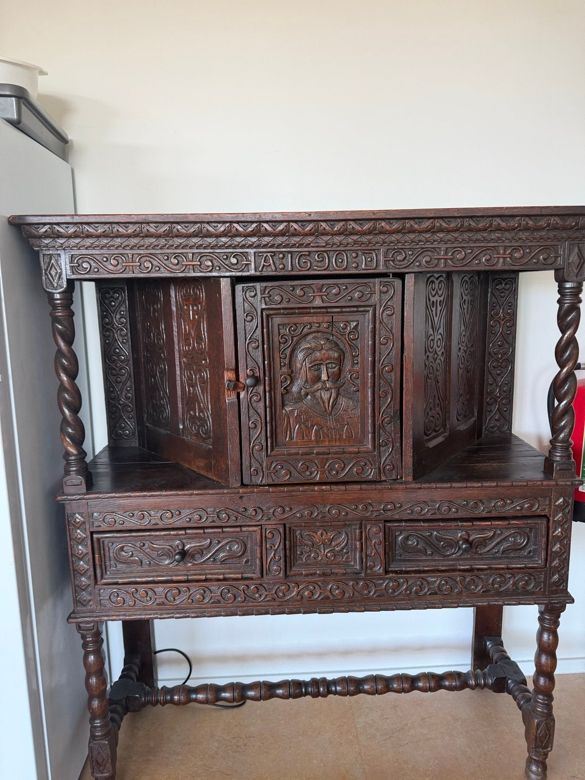 Antiek Eiken Dressoir met Gedetailleerd Snijwerk, 1690, Antiek en Kunst, Antiek | Meubels | Kasten, Ophalen of Verzenden