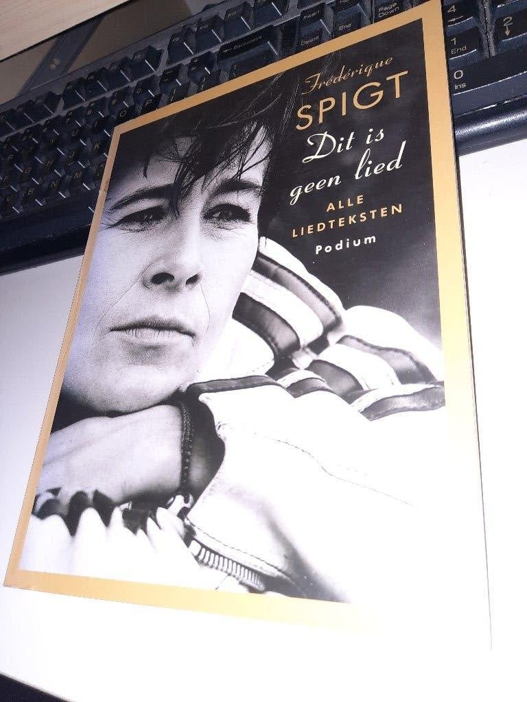 BOEK Fréderique Spigt: Dit is geen lied, Ophalen, Zo goed als nieuw, Artiest