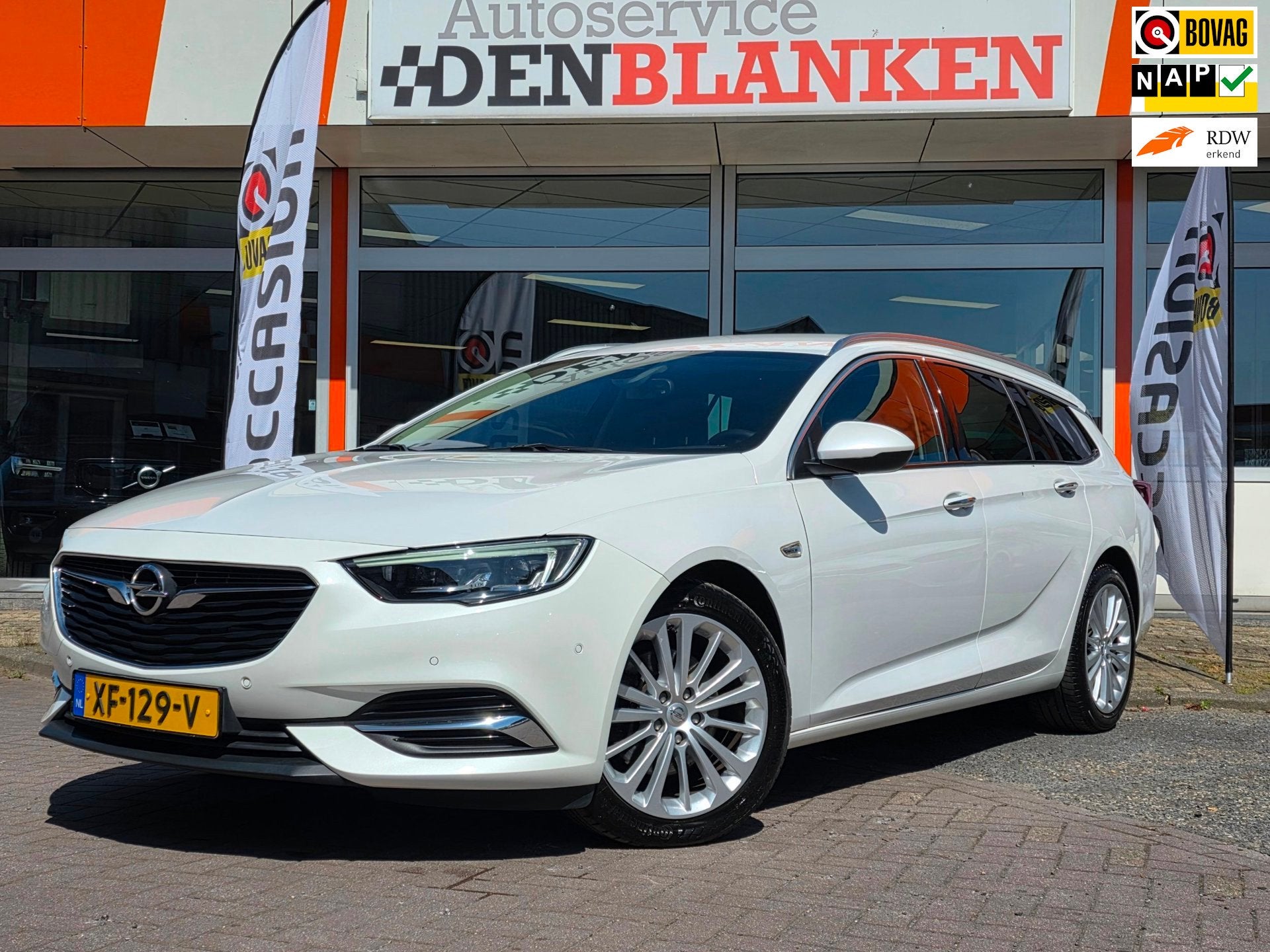 Opel Insignia Sports Tourer 1.6 Turbo Bns Executive 200pk BJ, Auto's, Gebruikt, 4 cilinders, Leder en Stof, Wit