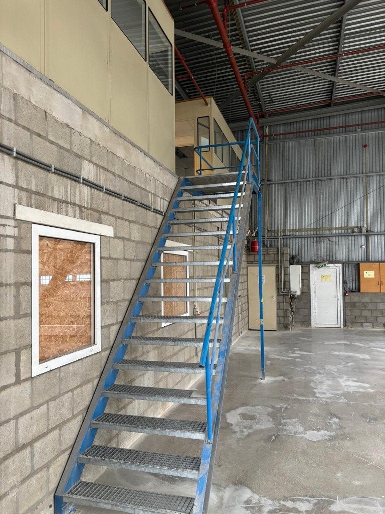Stalen industriële trap met bordes en leuning – 330 cm hoog, Doe-het-zelf en Verbouw, Ophalen, Gebruikt, Trap, 2 tot 4 meter