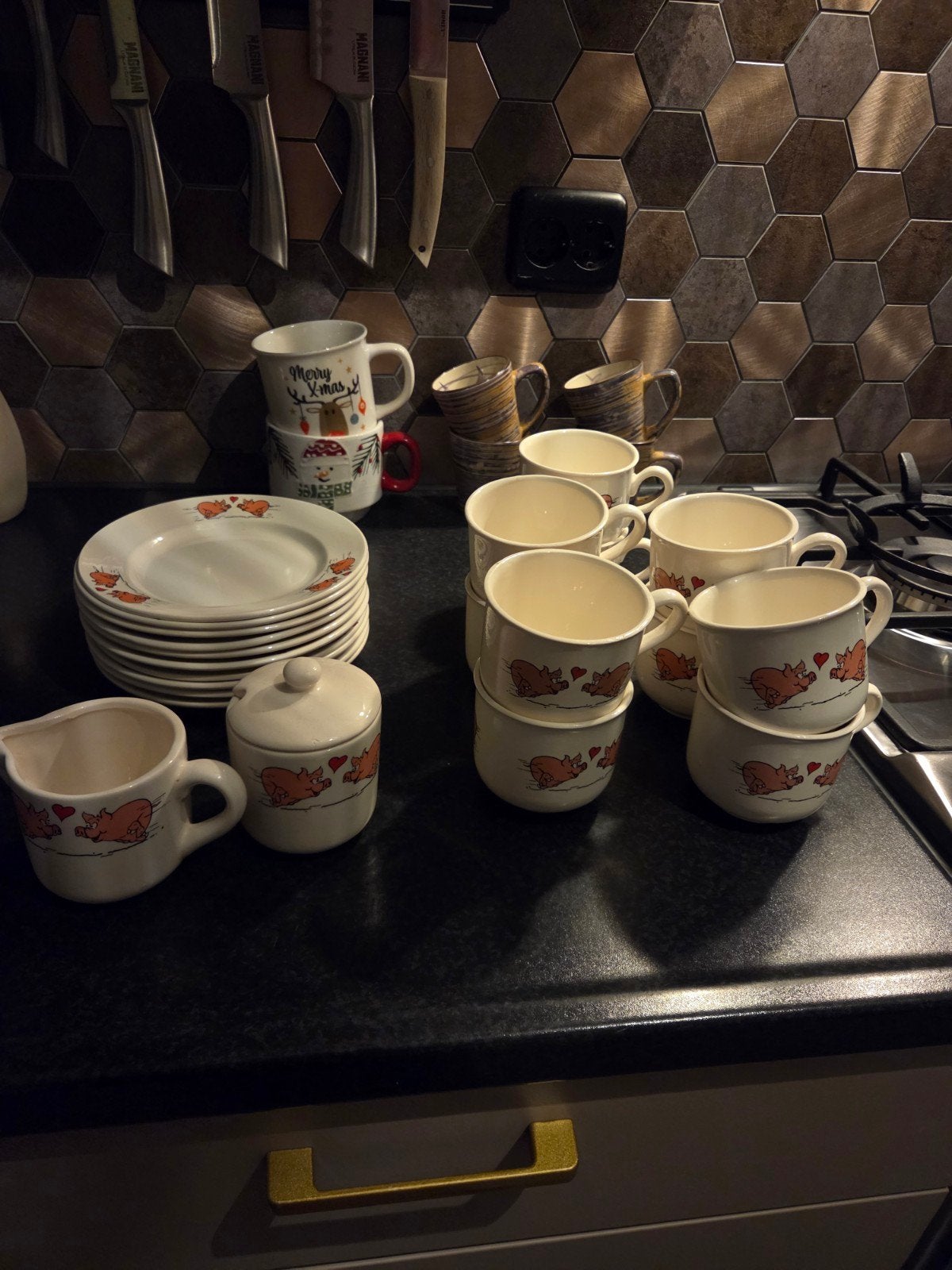 Koffieservies met varkentjes: kopjes, schaaltjes, suiker,me, Ophalen of Verzenden, Zo goed als nieuw, Keramiek, Kop(pen) en/of Schotel(s)