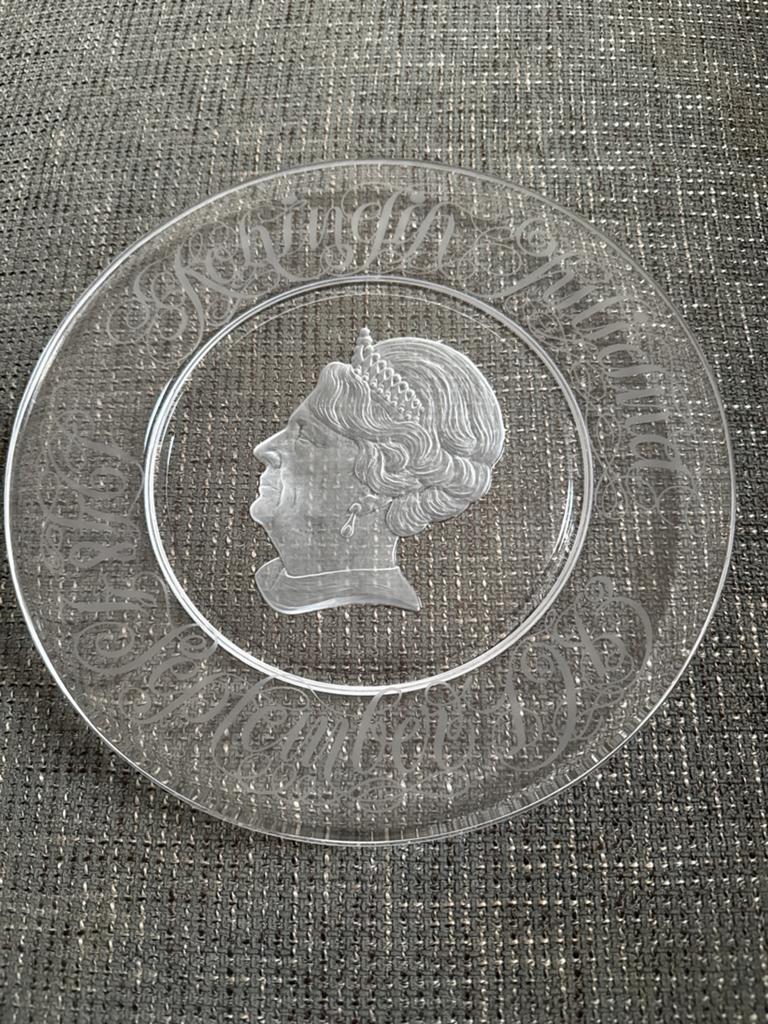Glazen bord Koningin Juliana zilveren regeringsjubileum, Ophalen of Verzenden, Zo goed als nieuw, Servies