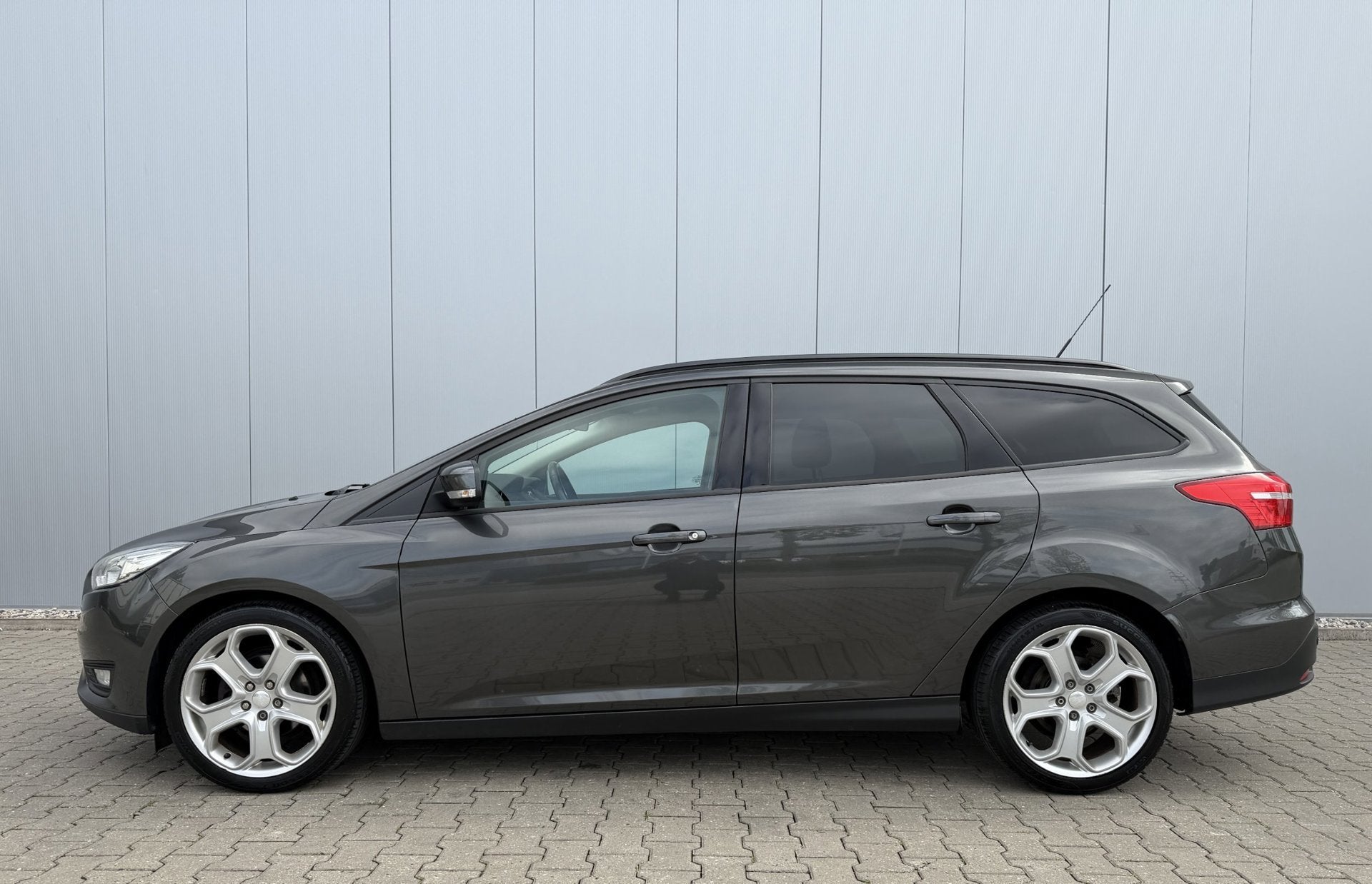Foto 9 van Ford Focus Wagon 1.0 125PK EcoBoost Titanium Business
