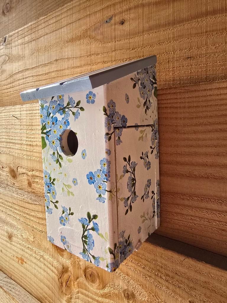 Vrolijk vogelhuisje handgedecoreerd, weersbestendig!, Tuin en Terras, Vogelhuisjes en Vogelbaden, Ophalen of Verzenden