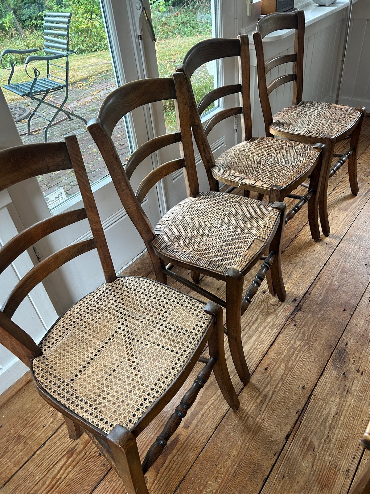 4 vintage houten stoelen met geweven zittingen, Ophalen