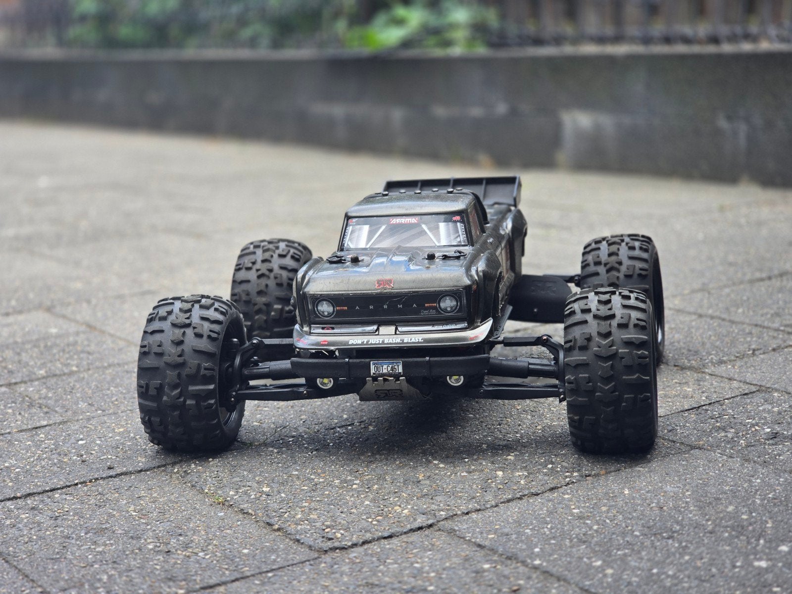 ARRMA Outcast 4S V2 met upgrades en extra's, Hobby en Vrije tijd, Modelbouw | Radiografisch | Auto's, Ophalen