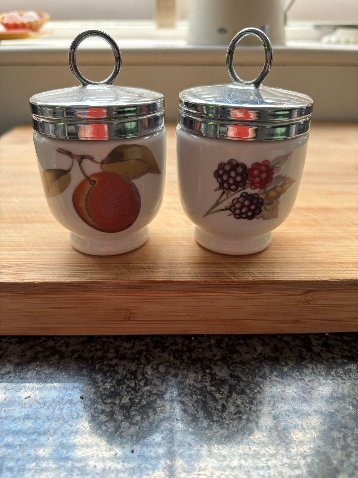Royal Worcester Eierkokers met Fruitmotief (2 stuks), Ophalen of Verzenden