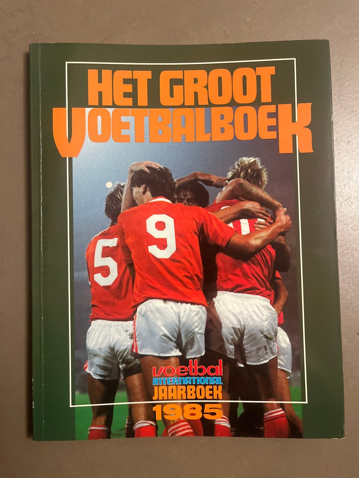 Het Groot Voetbalboek - Voetbal International Jaarboek 1985, Ophalen of Verzenden, Gelezen, Balsport