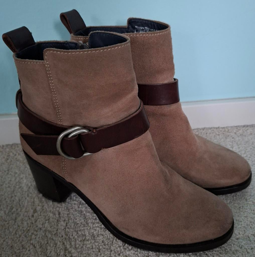 Mooie suède enkellaarzen Tommy Hilfiger met gesp, maat 40, Kleding | Dames, Schoenen, Bruin, Lage of Enkellaarzen, Ophalen of Verzenden
