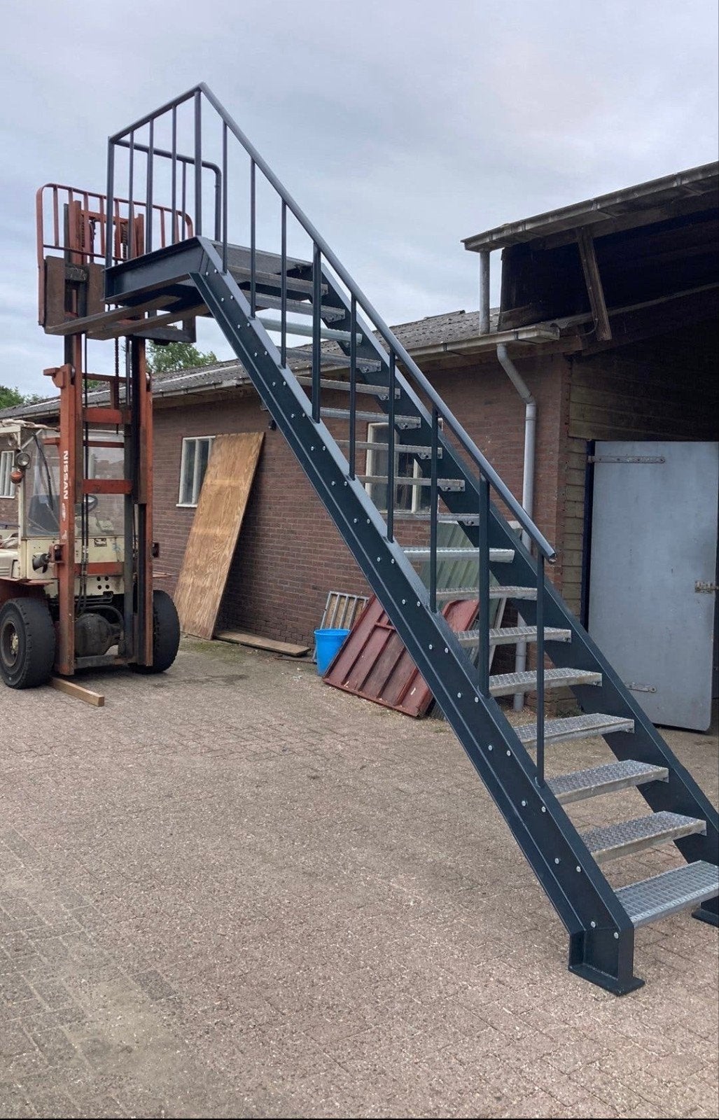 Stalen trap metaal roostertreden bordes 325cm hoog, Gebruikt, Trap, Onbekend, Ophalen of Verzenden