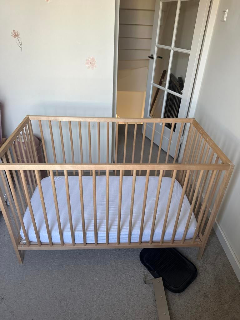 IKEA houten ledikant met Aerosleep matrasje, Kinderen en Baby's, Babywiegjes en Ledikanten, Ophalen, Gebruikt, Ledikant