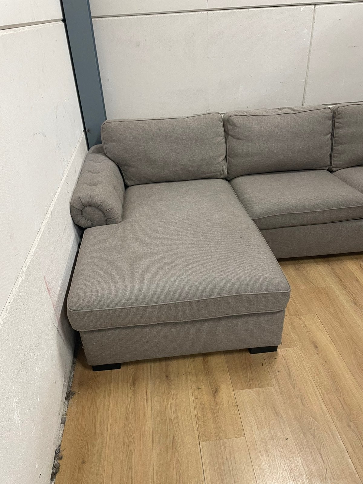 Foto 2 van Mooie luxe grijze urban sofa hoekbank - GEREINIGD!!!