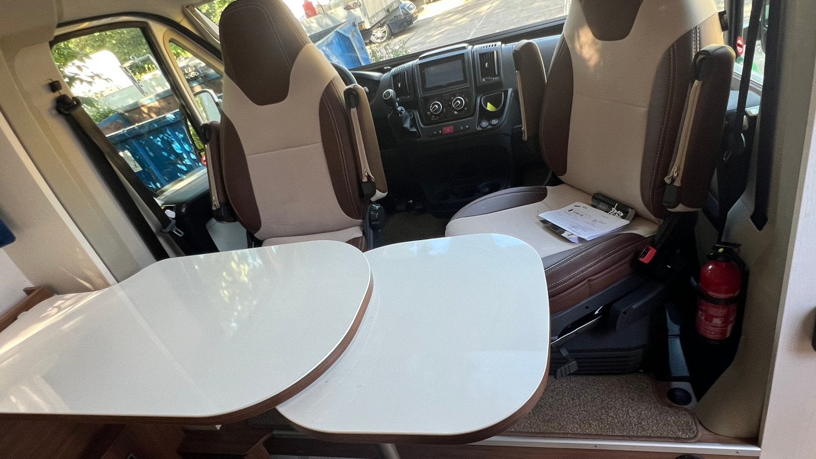 Foto 18 van Te koop: Prachtige, Pilote Essentiel P650 met Queensbed