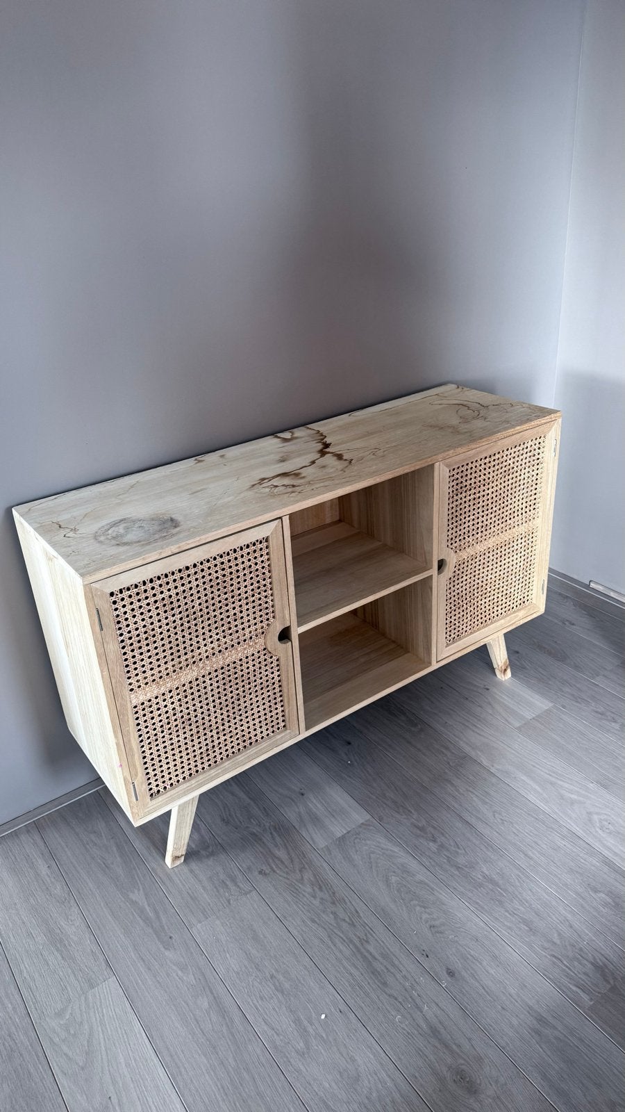 Stijlvol dressoir met rotan deuren, Ophalen, 100 tot 150 cm, Zo goed als nieuw, 25 tot 50 cm