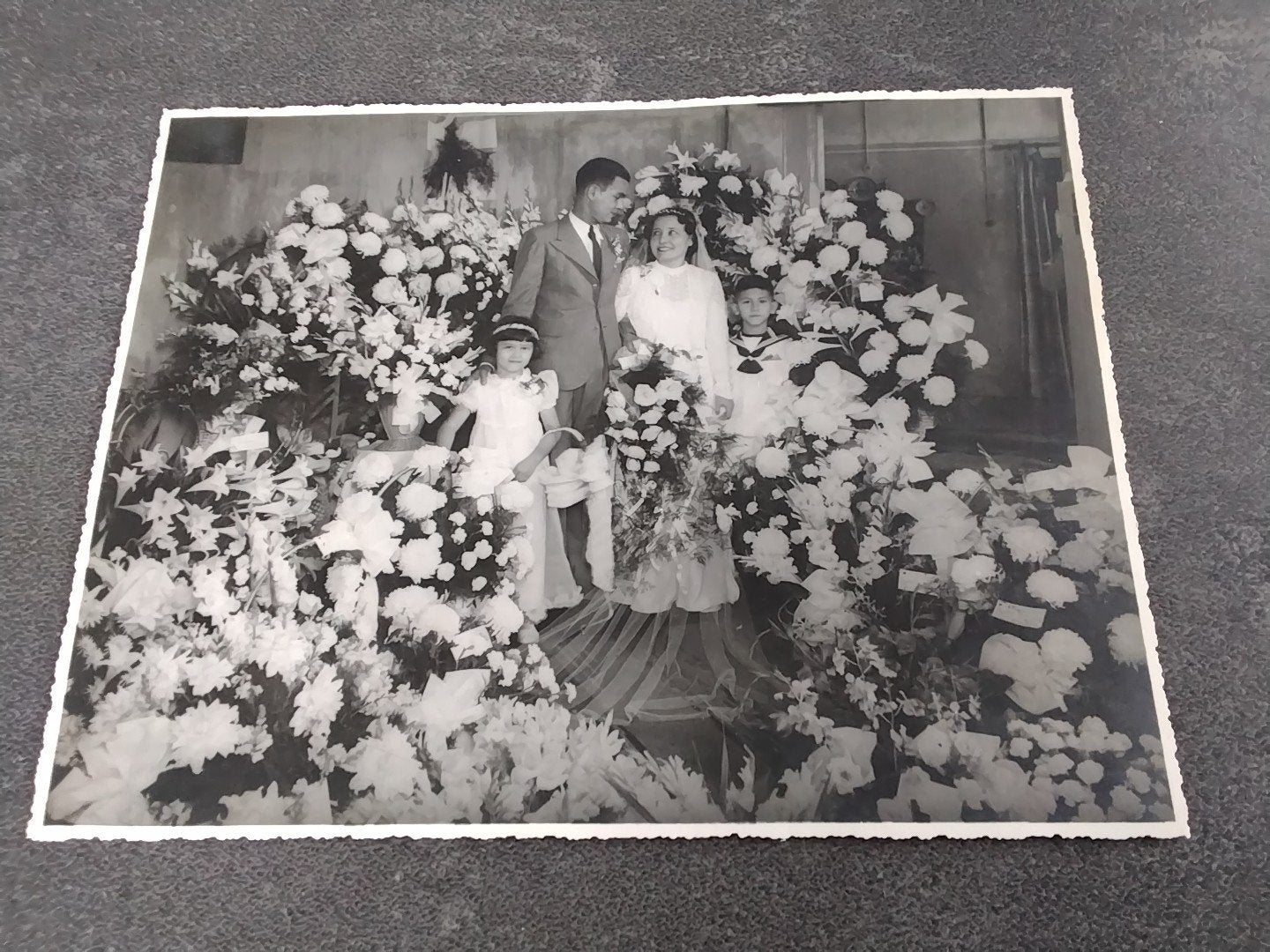 Foto Ned Indie bruidspaar in bloemenzee ca 1925, Verzamelen, Foto's en Prenten, Ophalen of Verzenden, Voor 1940, Gebruikt, Overige onderwerpen