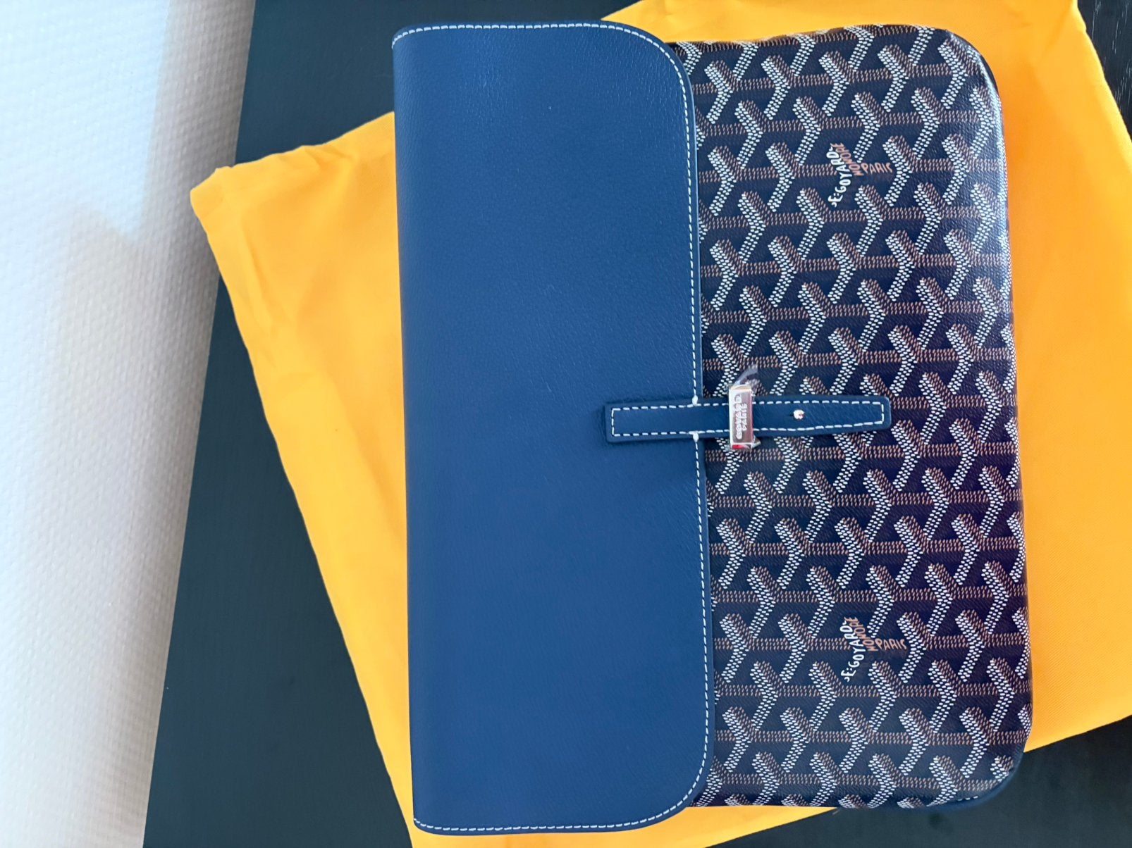 Goyard bag, Verzenden, Zo goed als nieuw, 10 inch, Bescherming voor- en achterkant
