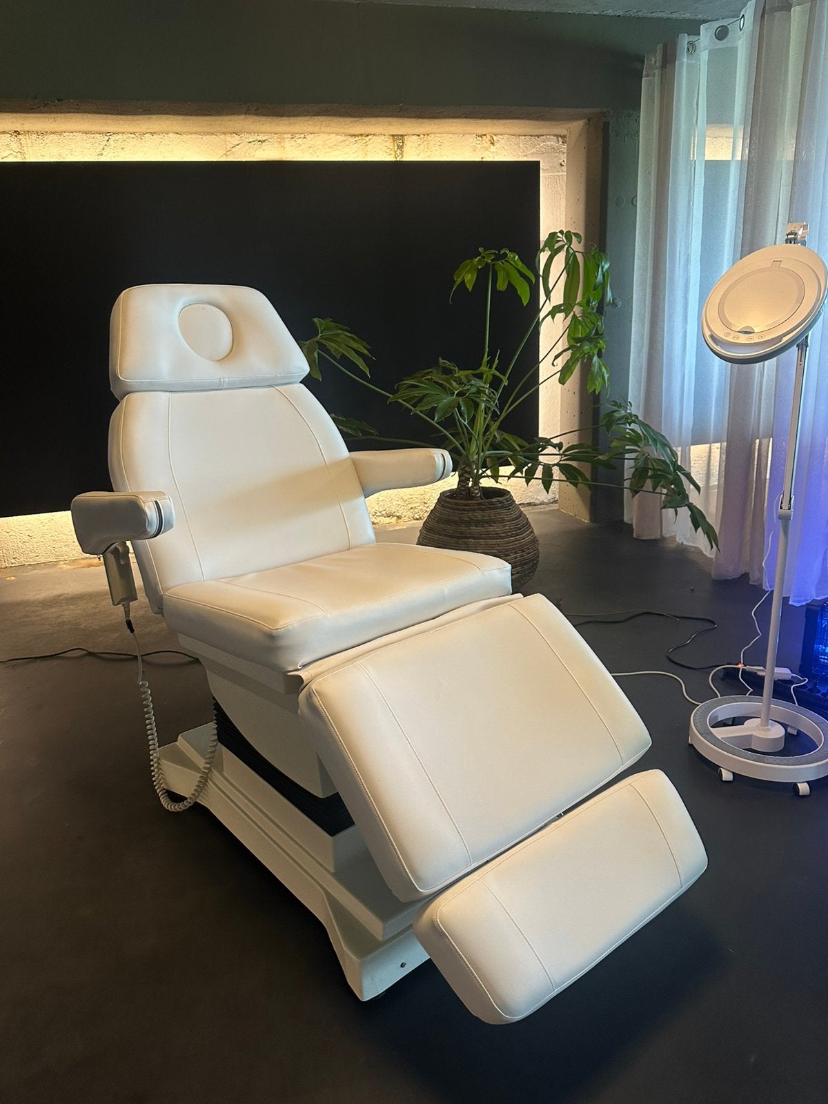 Bellezi witte behandelstoel voor schoonheidssalon pedicure., Ophalen, Zo goed als nieuw, Massagestoel of Kussen