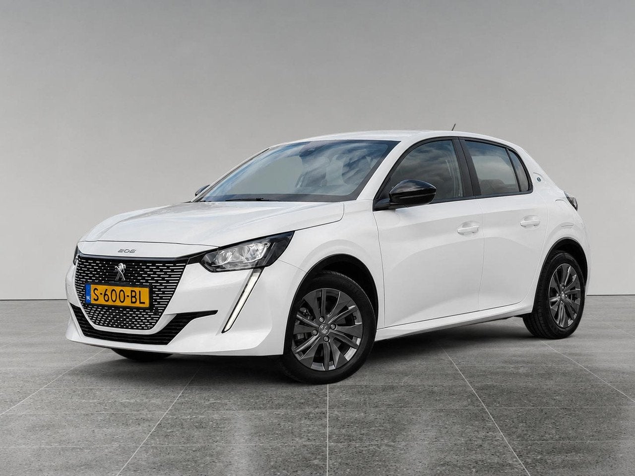 Peugeot e-208 Active Pack EV 3-FASEN 50kWh 136pk | LAGE KM-S, Auto's, Peugeot, Dealer onderhouden, 136 pk, Gebruikt, Parkeersensor