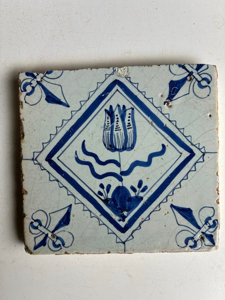 Antieke blauwe wandtegel met tulp, 17e eeuw, Ophalen of Verzenden