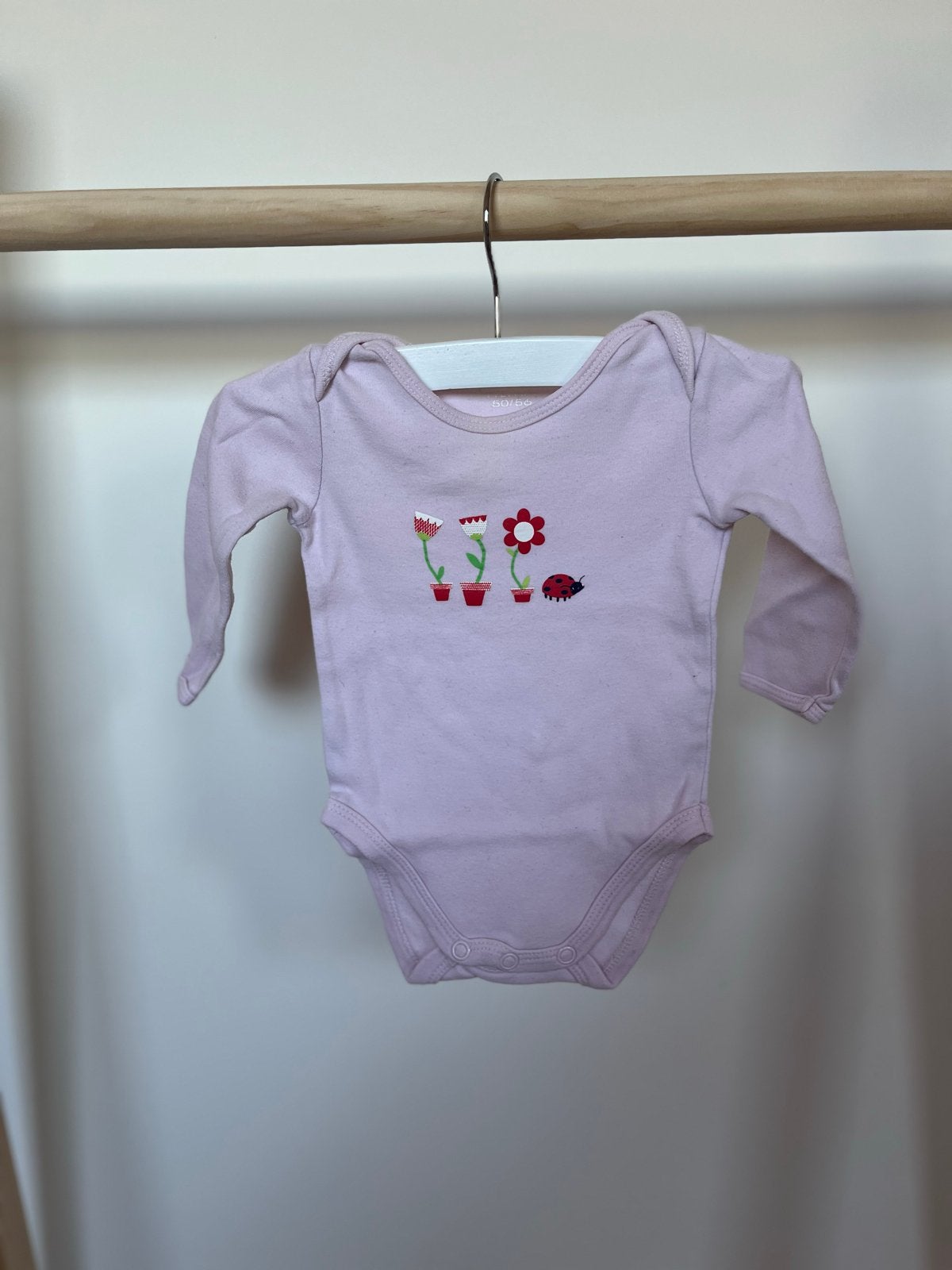 Hema romper maat 50/56 met bloemen en lieveheersbeestje, Kinderen en Baby's, Ophalen of Verzenden, Gebruikt, Meisje, Nacht- of Onderkleding