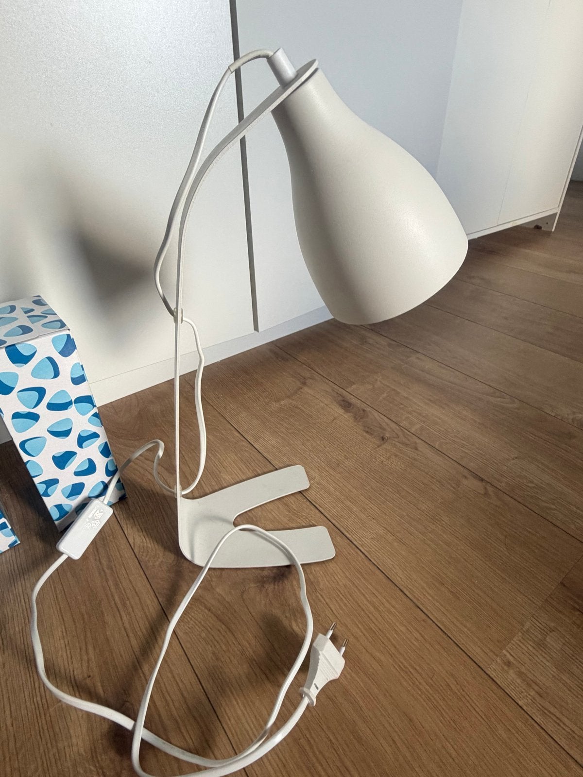Moderne witte tafellamp met verstelbare arm, Huis en Inrichting, Ophalen, Wit, E27 (groot), Zo goed als nieuw