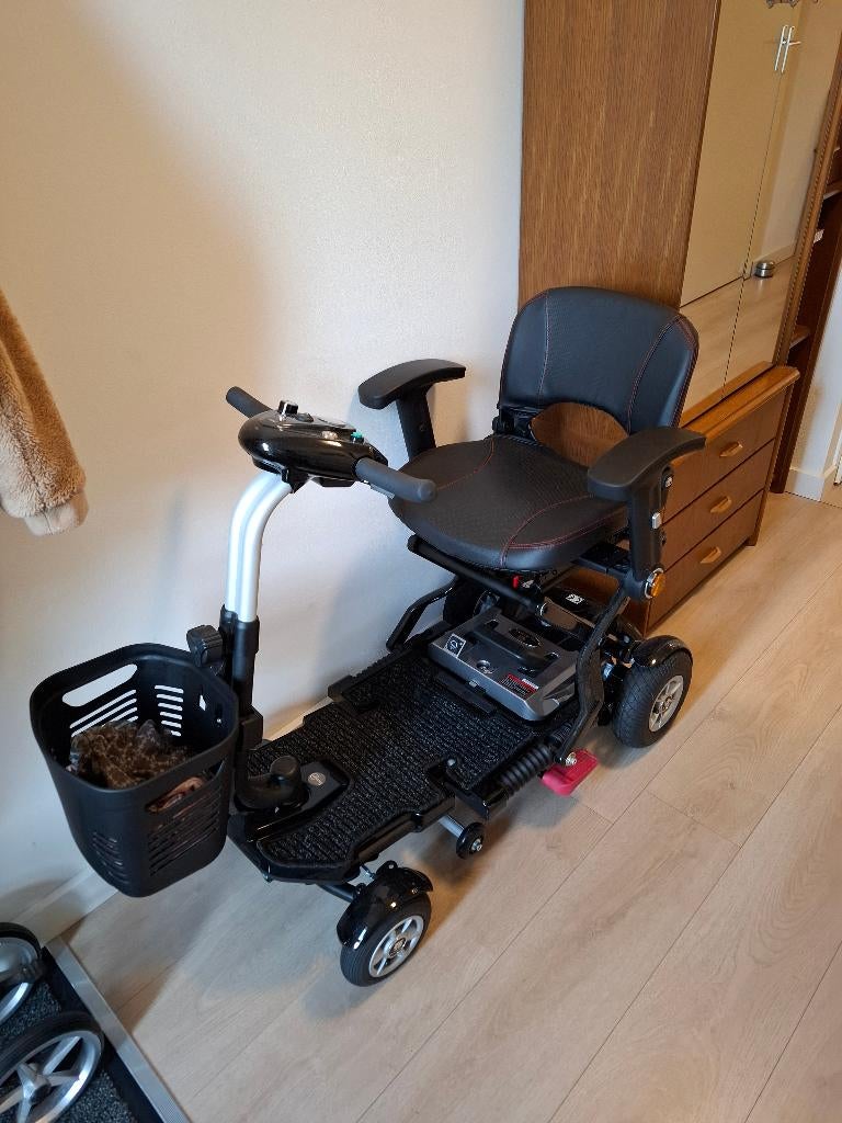 NIEUW: Scootmobiel Bobby Carbon Deluxe Black Limited 4W, Ophalen, 10 km/u of minder, Nieuw, Mango