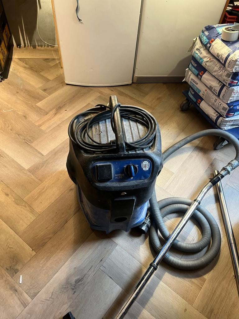 Nilfiisk bouwstofzuiger, Doe-het-zelf en Verbouw, Gereedschap | Overige machines, Ophalen, Gebruikt