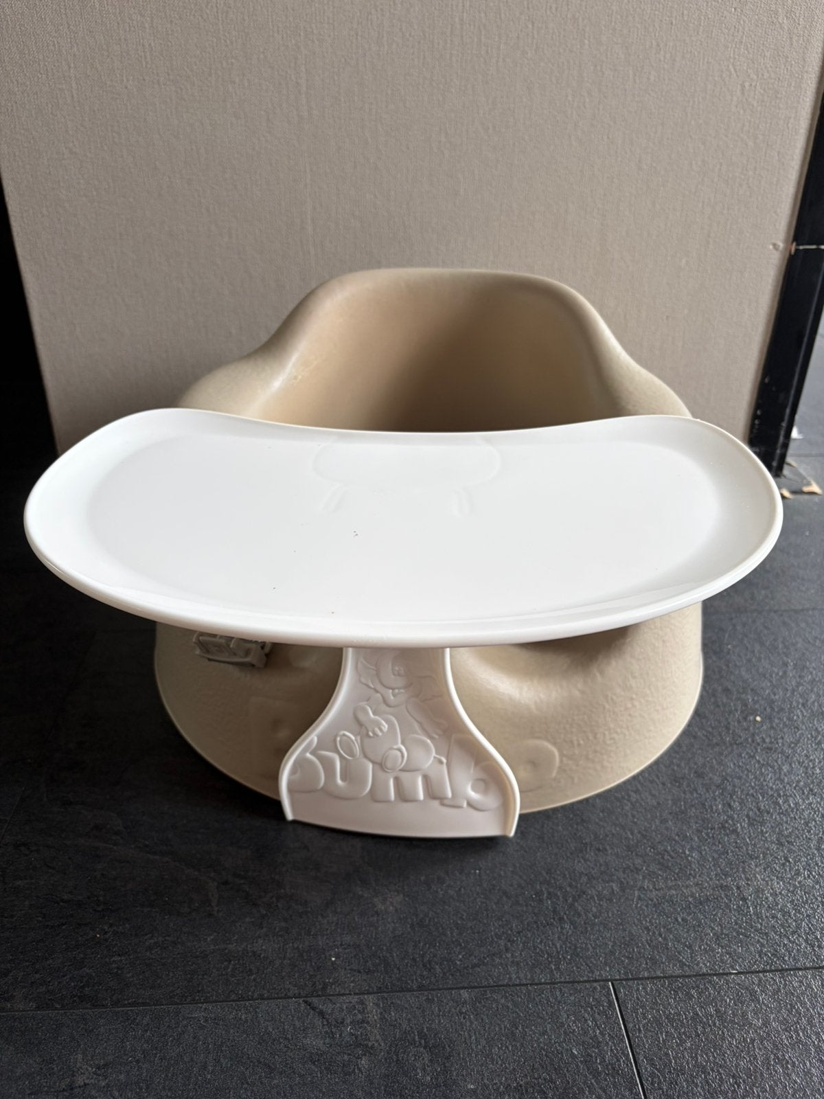 Bumbo zitje met tafeltje, Kinderen en Baby's, Ophalen of Verzenden, Zo goed als nieuw, Overige typen