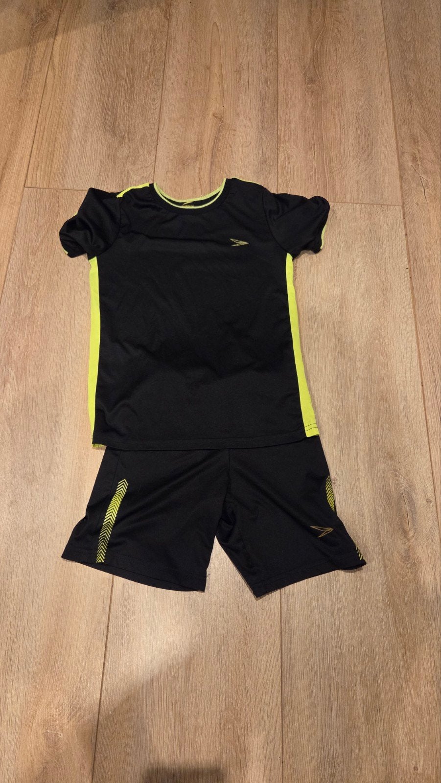 Zwart/neon geel sportsetje dutchy (shirt 140, broekje 128), Ophalen of Verzenden, Gebruikt, Jongen of Meisje, Setje
