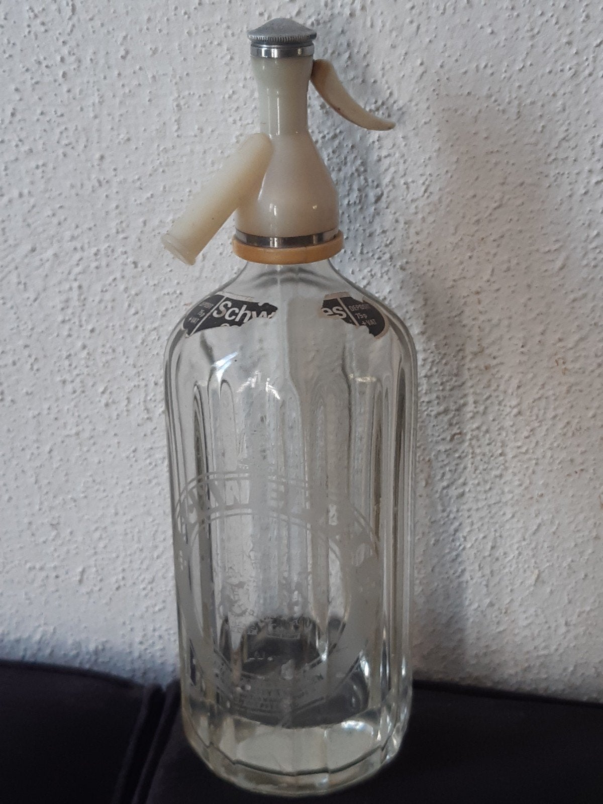 Spuitwaterfles v 'Schweppes' sodafles ,oud sleets label ,, Ophalen of Verzenden