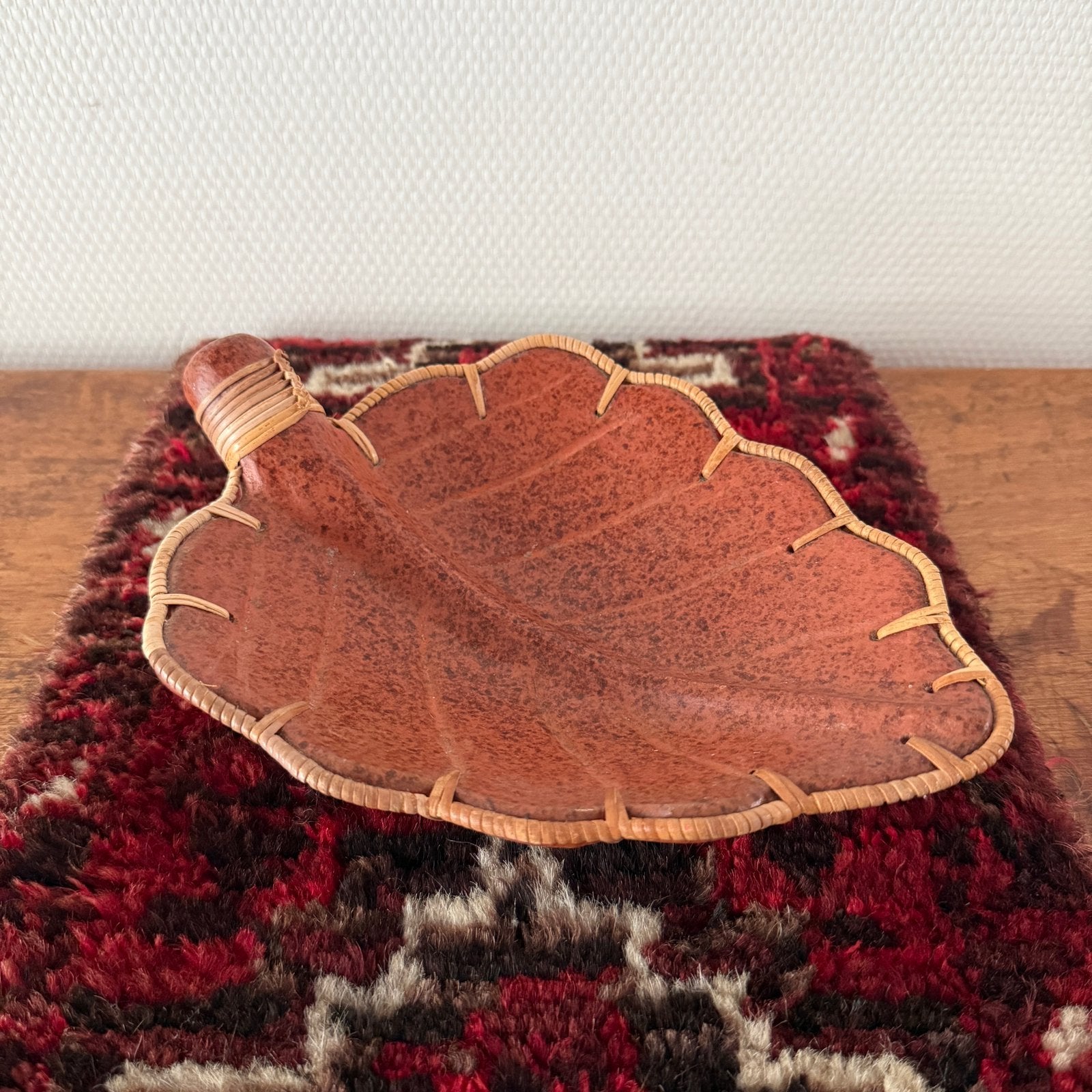 Vintage terracotta bladschaal met rotan – Indonesië / Lombok, Ophalen of Verzenden, Zo goed als nieuw, Rond, Riet