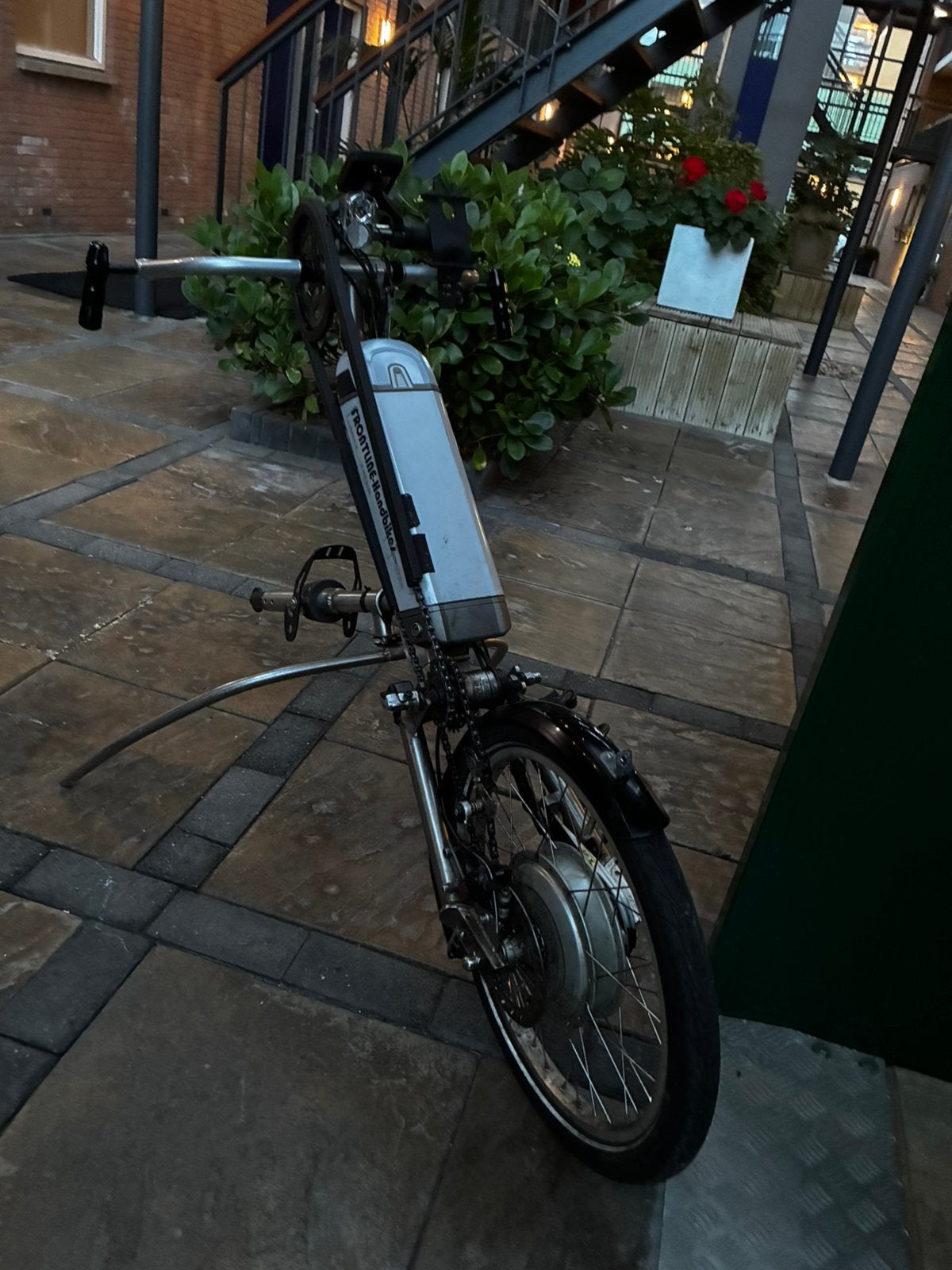 Frontline handbike met elektrische ondersteuning, Ophalen, Gebruikt, 30 tot 50 km per accu, Overige merken