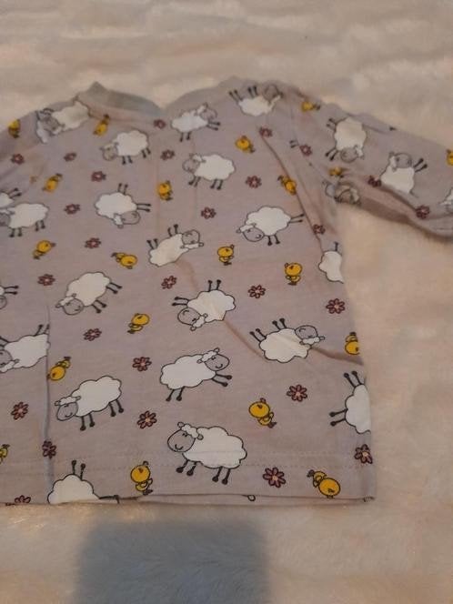 Schattig shirtje met schaapjesprint - Maat 44/50, Kinderen en Baby's, Jongetje of Meisje, Ophalen of Verzenden, Zo goed als nieuw